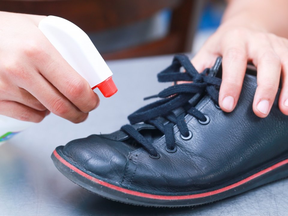 Wenn Sie Alkohol verwenden, achten Sie darauf, die Außenseite des Schuhs nicht zu stark zu benetzen, insbesondere wenn es sich um Leder handelt